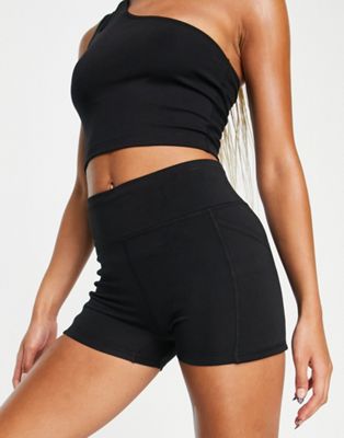 HIIT booty shorts with phone pockets in black