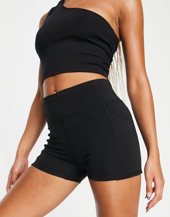 https://images.asos-media.com/products/hiit-booty-shorts-with-phone-pockets-in-black/202583049-1-black?$n_550w$&wid=550&fit=constrain