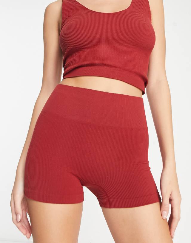 HIIT essential seamless rib booty short in burgundy