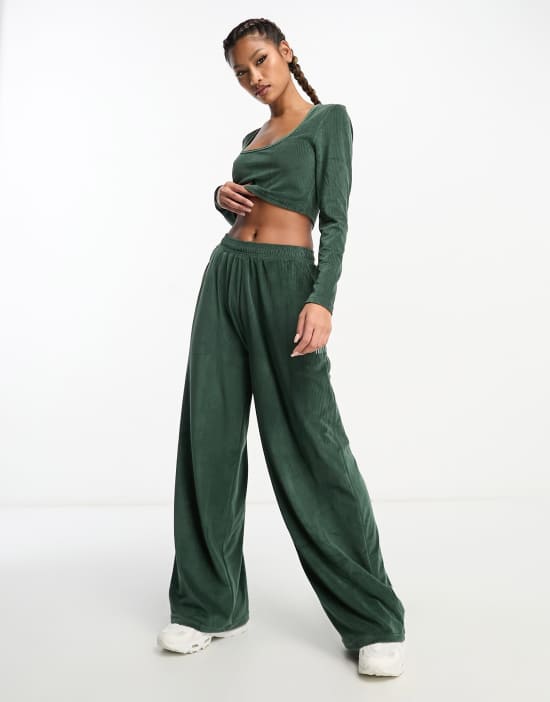 https://images.asos-media.com/products/hiit-oversized-sweatpants-in-velvet-rib-in-khaki/203019153-1-khaki?$n_550w$&wid=550&fit=constrain