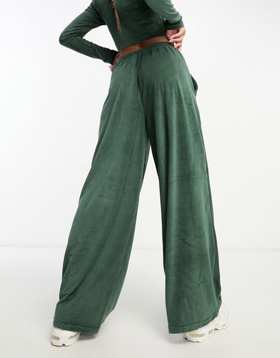 https://images.asos-media.com/products/hiit-oversized-sweatpants-in-velvet-rib-in-khaki/203019153-3?$n_550w$&wid=550&fit=constrain