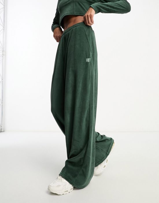 https://images.asos-media.com/products/hiit-oversized-sweatpants-in-velvet-rib-in-khaki/203019153-4?$n_550w$&wid=550&fit=constrain