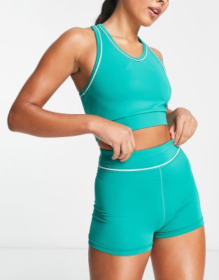 HIIT scoop neck bra with piping