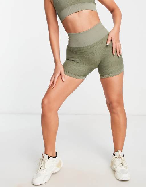 HIIT seamless booty short in textured camo in khaki