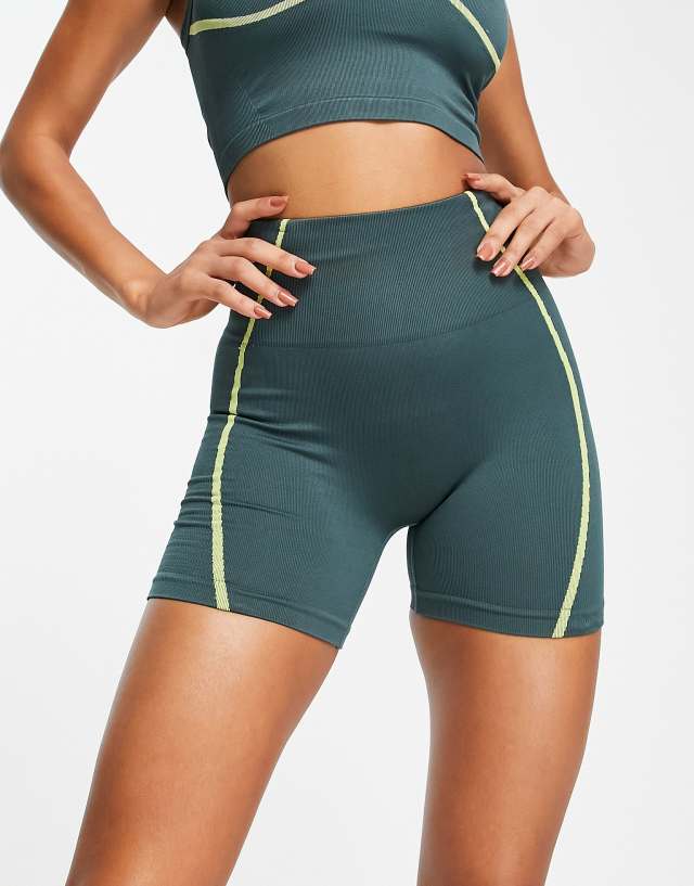 HIIT seamless booty short with contrast contour seam