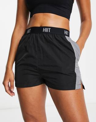 HIIT - Shorts aus schwarzem Webstoff mit Logostreifen-Bunt