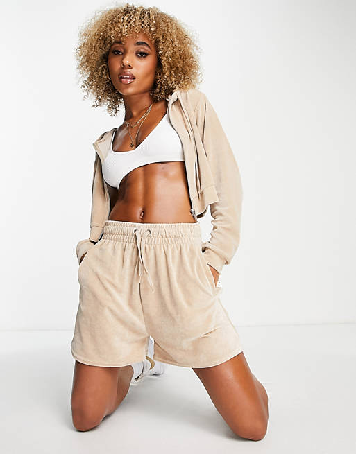 HIIT shorts in velour in tan