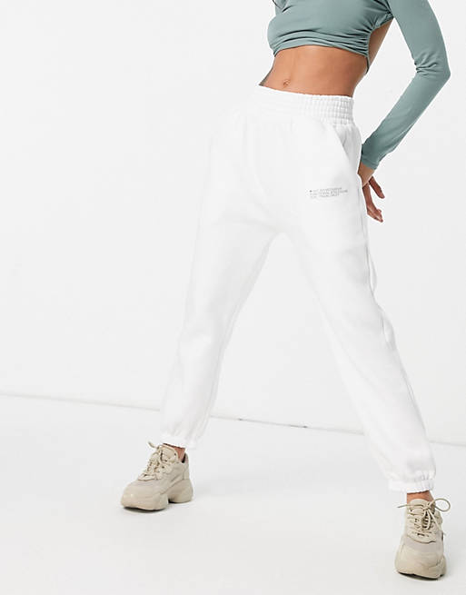 HIIT signature jogger in white