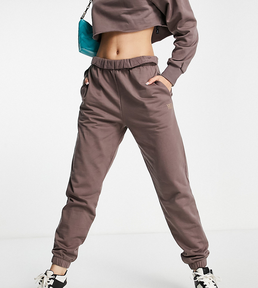 HIIT sweatpants with roll waist in brown