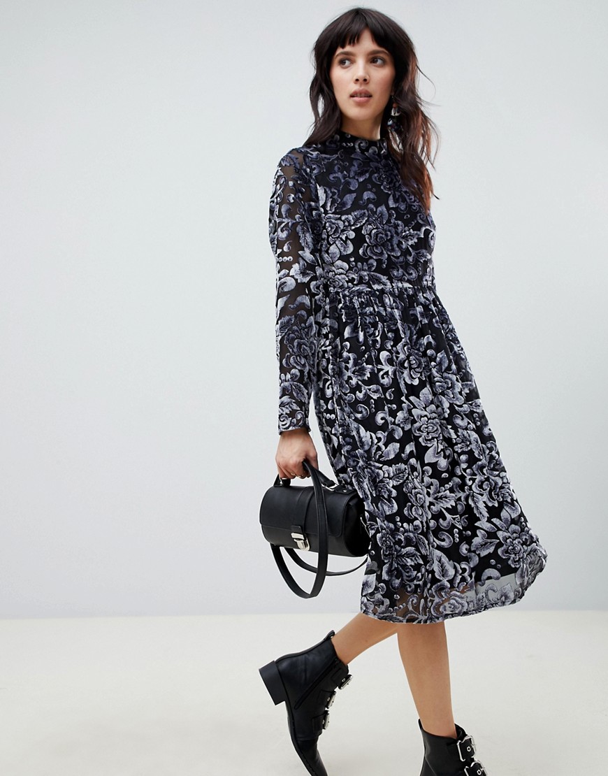 Højhalset kjole i jacquard med lange ærmer fra RD & Koko-Sort