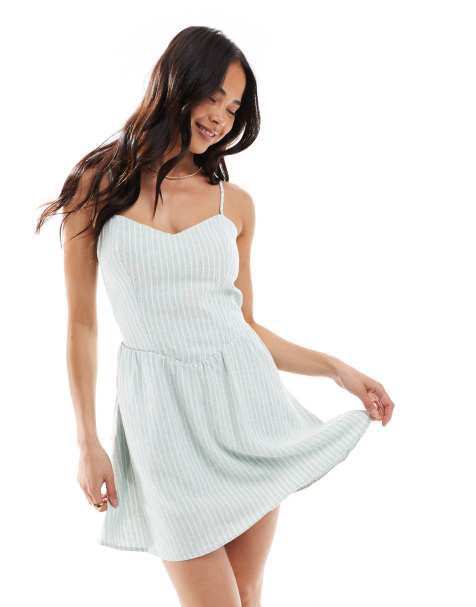 Hollister – Ärmelloses Minikleid in gestreiftem Grün mit tiefer Taille - view 1
