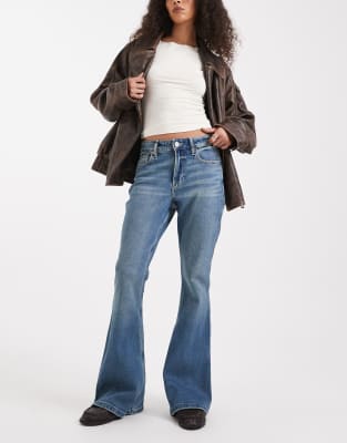 Hollister - Ausgestellte Jeans in mittelblauer Waschung mit hohem Bund