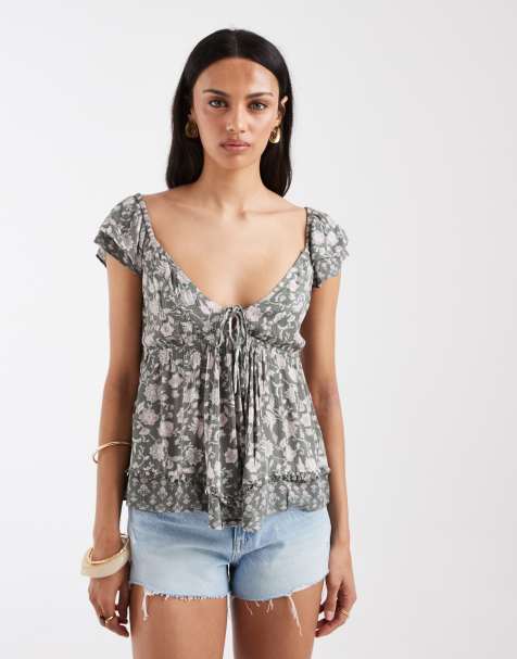 Hollister – Babydoll-Oberteil im Boho-Stil in Grün mit Blumenmuster und Zipfelsaum - view 1