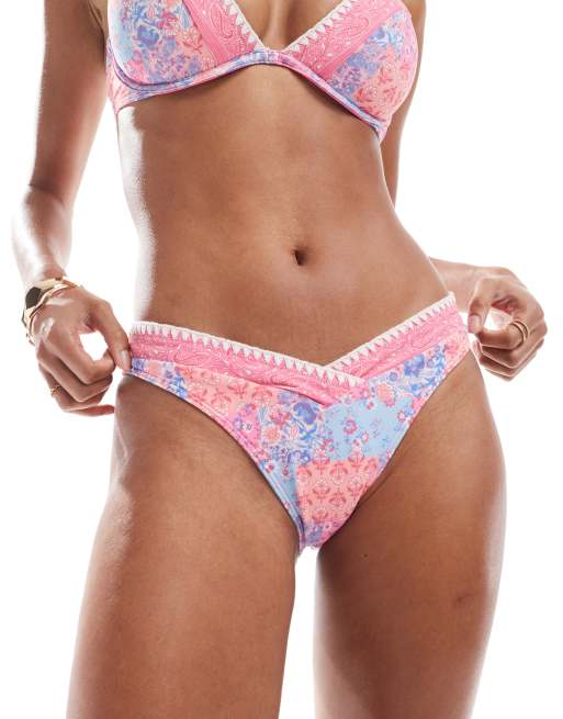 Hollister – Bademode – Sehr knappe Bikinihose mit rosa Patchworkmuster und hohem Beinausschnitt, Kombiteil, 2 von 4