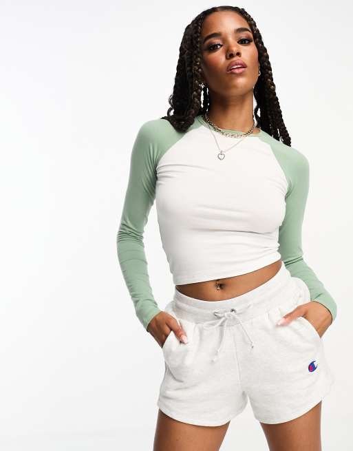 Hollister - Baseball T-shirt met lange mouwen in wit en saliegroen