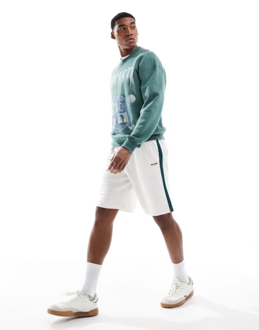 Hollister – Beige shorts med collegelogga, sidorand och ledig passform