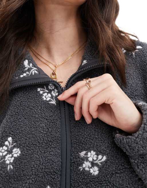 Hollister – Bestickte Fleece-Jacke in Schwarz mit Blumenmuster und Teddyfellfutter, 3 von 4