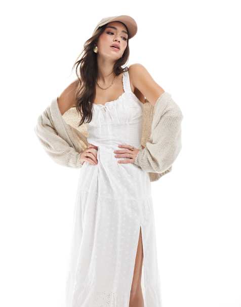 Hollister – Besticktes Maxikleid in Weiß mit Ösendetail, gesmokter Brustpartie und hohem Schlitz - view 1