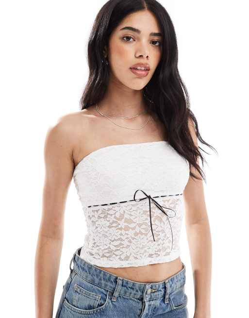 Hollister – Biały obcisły top z koronki z baskinką
