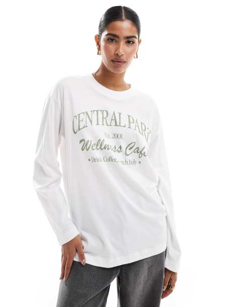 Hollister – Biały T-shirt oversize z długimi rękawami i napisem - view 1