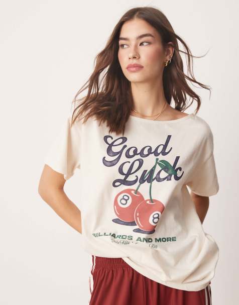 Hollister – Biały T-shirt z prostym dekoltem i nadrukiem z wiśniami i napisem „Lucky Cherry” - view 1