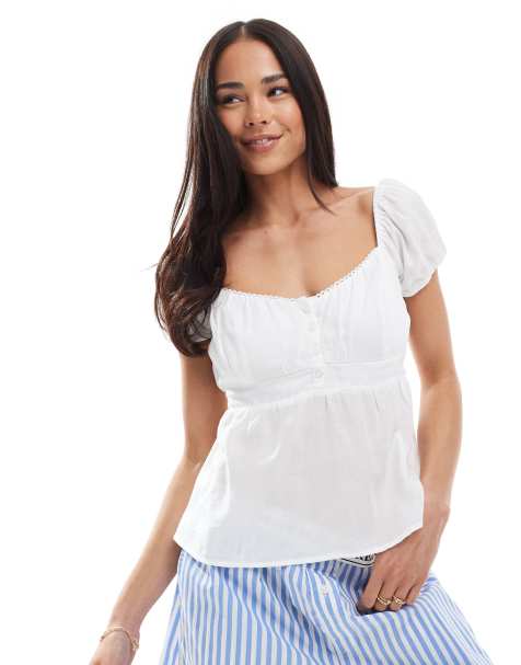 Hollister – Biały top typu babydoll z krótkimi rękawami z bufkami i zapięciem na guziki - view 1