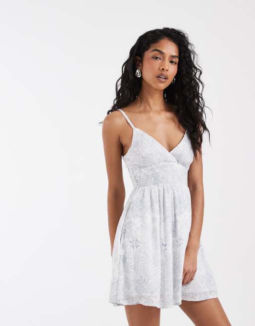 Hollister – Blåblommig miniklänning med v-ringning och smala axelband
