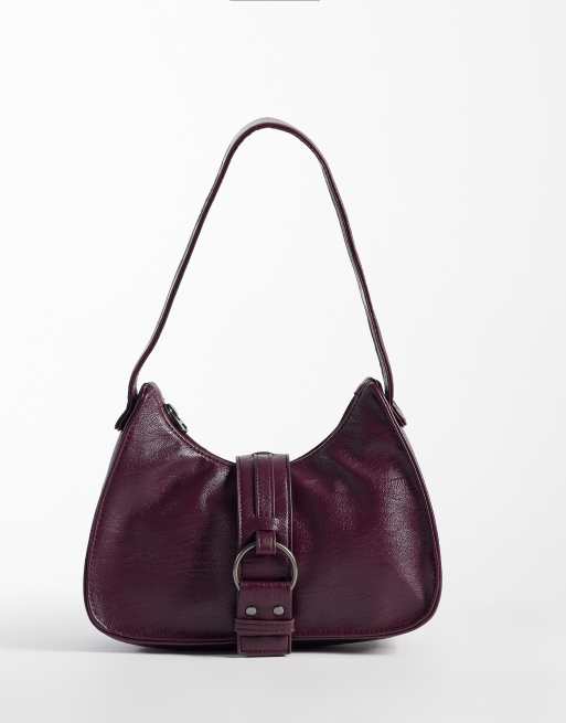 Hollister - Bolso de hombro burdeos con detalle de cierre de cinturón, 1 de 4
