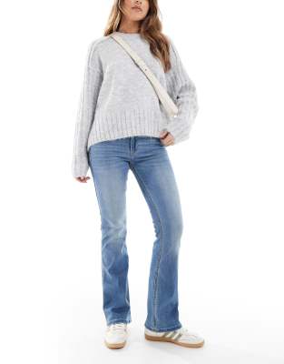 Hollister - Bootcut-Jeans in mittelblauer, cleaner Waschung mit mittelhohem Bund