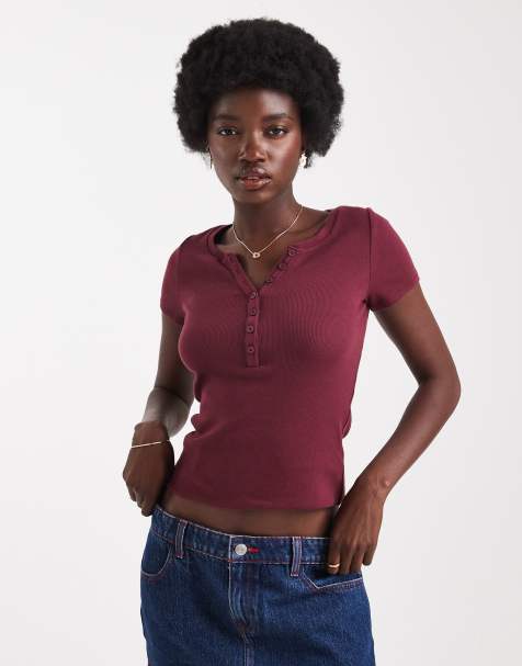 Hollister – Bordowy T-shirt zapinany na guziki z krótkimi rękawami i dekoltem w szpic - view 1