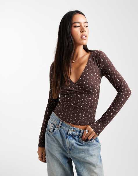 Hollister – Brązowy kopertowy top z kwiatowym wzorem i długimi rękawami - view 1