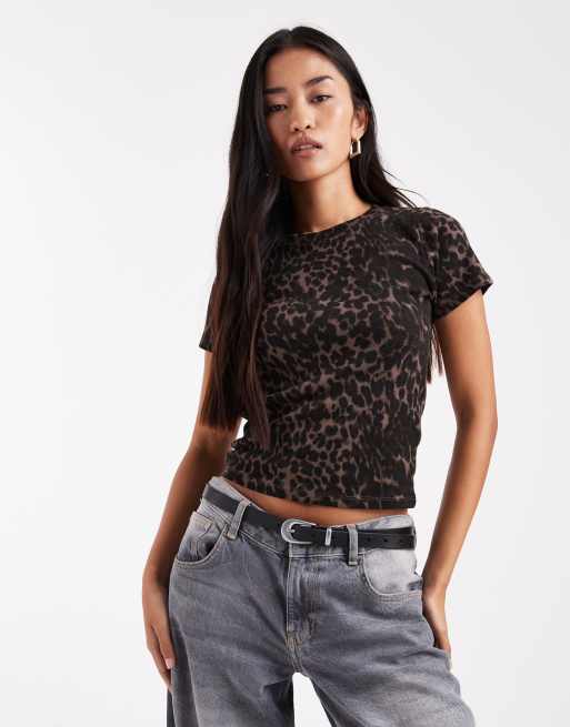 Hollister – Brązowy przylegający i krótki T-shirt z krótkimi rękawami w panterkę