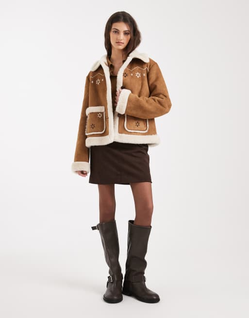 Hollister - Brun cropped jakke med broderier i shearling