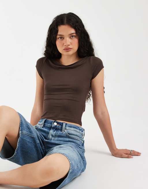 Hollister – Brun topp med sömlös design och båtringning