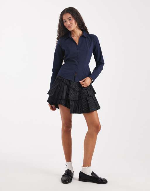 Hollister - Camicia a maniche lunghe blu navy con polsini svasati e allacciatura in vita, 2 di 4