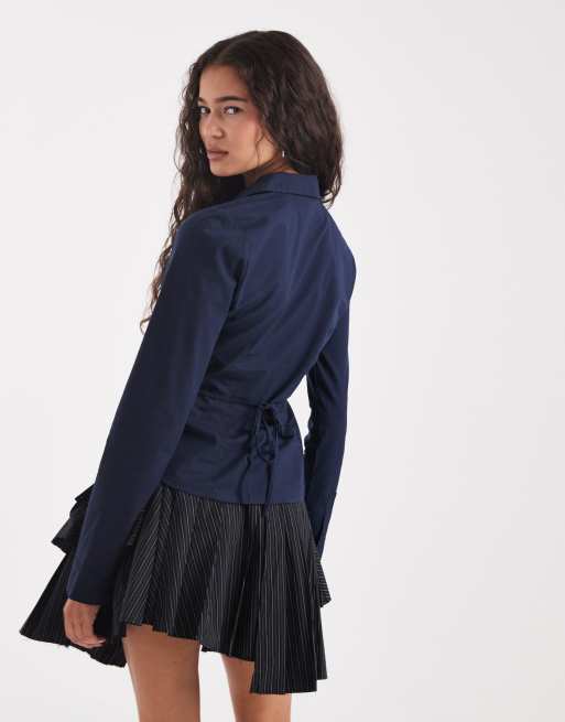Hollister - Camicia a maniche lunghe blu navy con polsini svasati e allacciatura in vita, 4 di 4