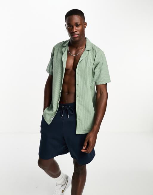 Hollister - Chemise à manches courtes en crépon rayé avec col à revers - Vert sauge