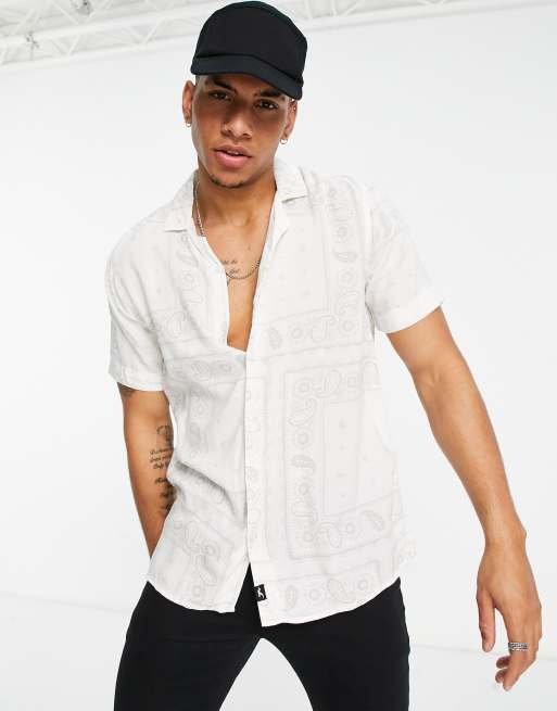 Hollister - Chemise en rayonne à manches courtes et imprimé bandana - Blanc | ASOS