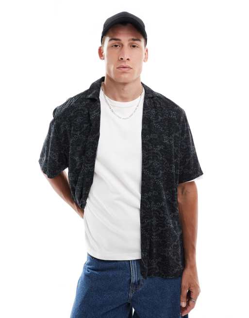 Hollister - Chemise texturée à manches courtes en rayonne avec col à revers et imprimé médaillons - Noir