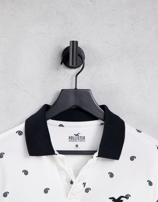 https://images.asos-media.com/products/hollister-core-icon-logo-all-over-geo-print-pique-polo-contrast-collar-in-white/23922674-4?$n_550w$&wid=550&fit=constrain