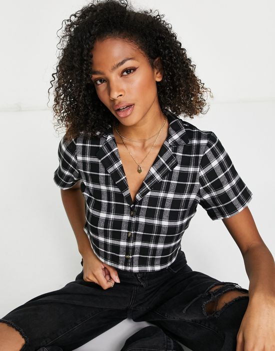 https://images.asos-media.com/products/hollister-crop-shirt-in-black-plaids/24476585-3?$n_550w$&wid=550&fit=constrain