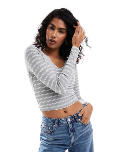 Hollister - Crop top bianco e grigio a righe a coste con scollo profondo - view 1