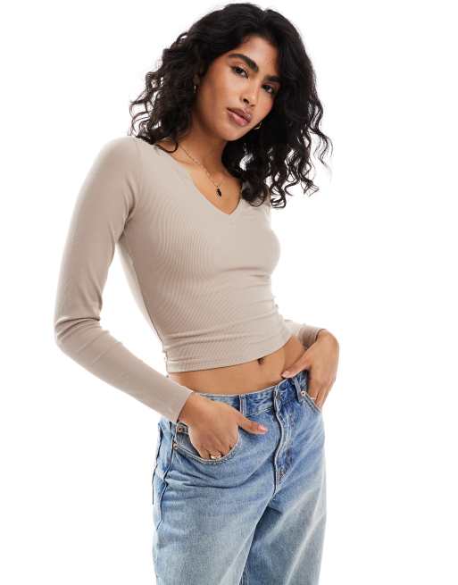 Hollister - Crop top côtelé à décolleté plongeant - Beige