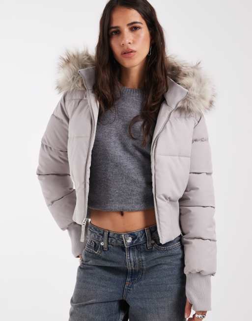 Hollister cropped nylon dynejakke med hætte i imiteret pels i grå, 1 af 4