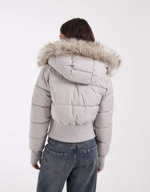 Hollister cropped nylon dynejakke med hætte i imiteret pels i grå, 4 af 4