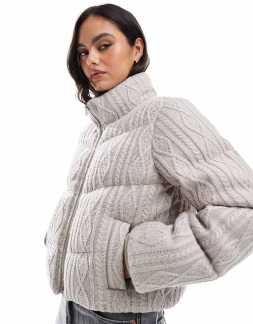 Hollister - Cropped og mokkafarvet jakke i kabelstrik med høj hals