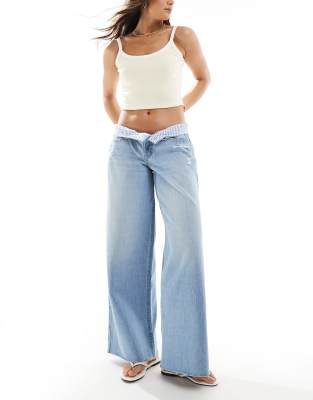 Hollister Curvy - Sehr weite Jeans in heller Waschung mit unbehandeltem Saum und niedrigem Schnitt-Blau