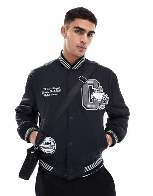 Hollister – Czarna kurtka bomberka w uczelnianym stylu