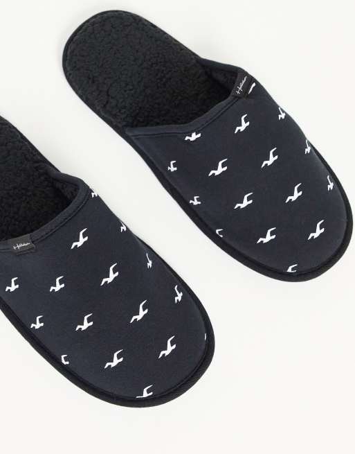 Hollister – Czarne kapcie z logo na całej powierzchni
