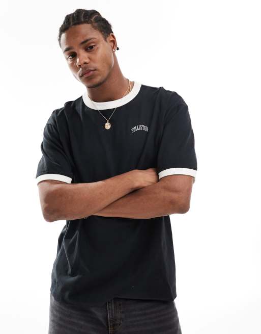 Hollister – Czarno-kremowy gruby T-shirt o pudełkowym kroju z lamówką i uczelnianym logo